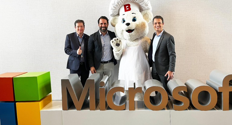 Ejecutivos de Microsoft y Bimbo