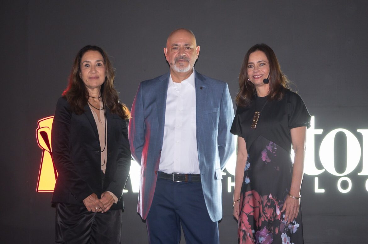 Cristina Carbajal- Carolina Maldonado- Oscar Martínez 2